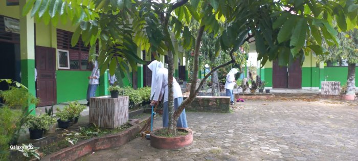 Ciptakan Lingkungan Belajar Nyaman, Siswa MAN 2 Bungo Gotong Royong Bersihkan Kelas Jelang Ujian Ciptakan Lingkungan Belajar Nyaman, Siswa MAN 2 Bungo Gotong Royong Bersihkan Kelas Jelang Ujian