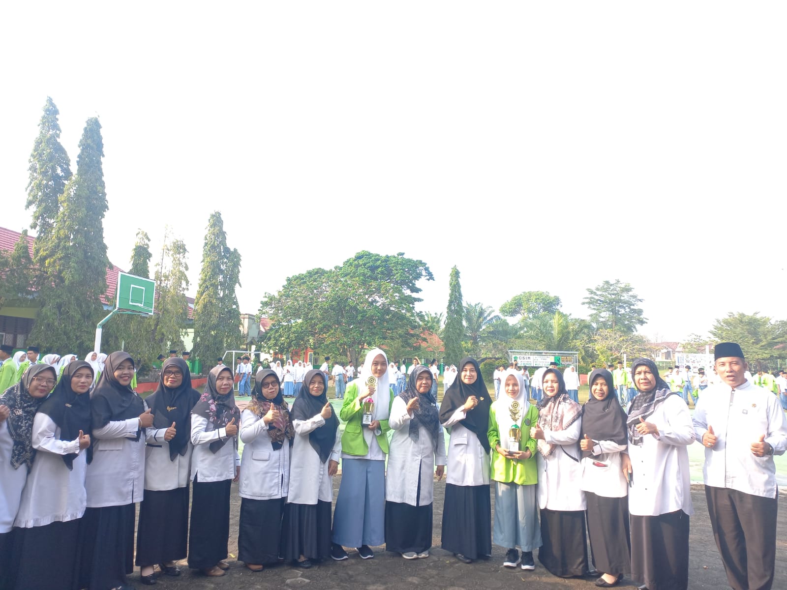 PENYERAHAN PIALA KSM DARI SISWA KE MAN 2 BUNGO