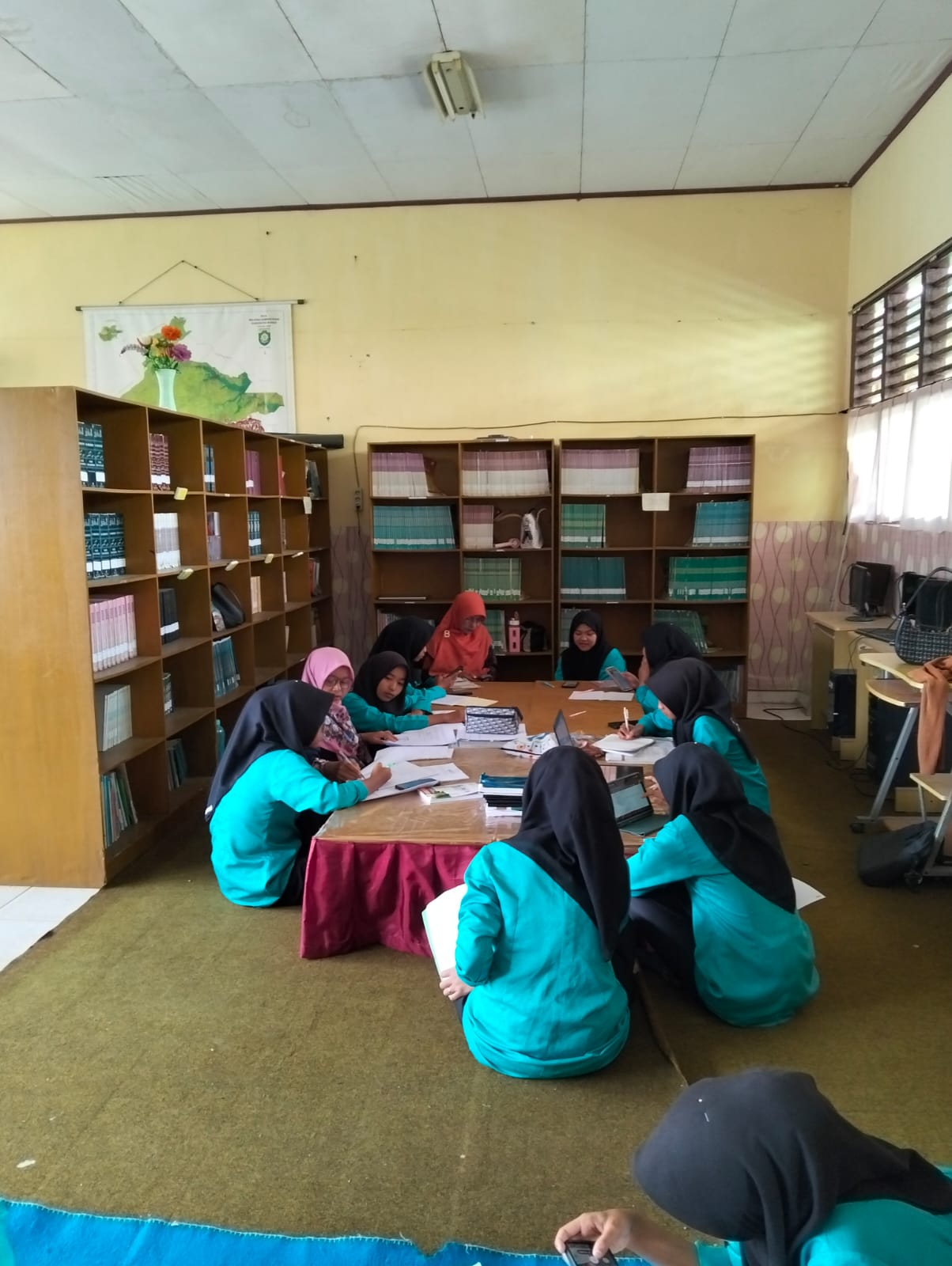 SISWA SISWI LATIHAN PERSIAPAN OMI DI RUANG PERPUSTAKAAN MAN 2 BUNGO