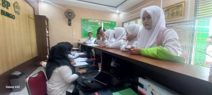 PTSP MAN 2 Bungo Serahkan Sertifikat TKA kepada Siswa Kelas XII