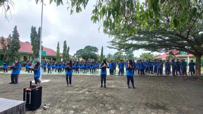 Senam Rutin MAN 2 Bungo  Tingkatkan Kebugaran dan Semangat Warga Madrasah