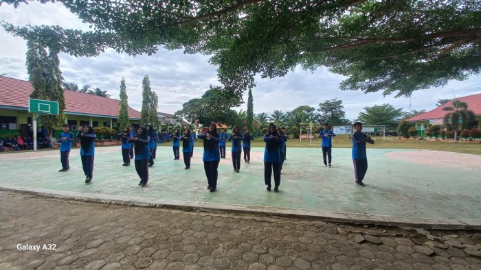 Ibu Epi Zarni, S.Pd Suntik Semangat Kelas XI A Dalam Lomba Senam