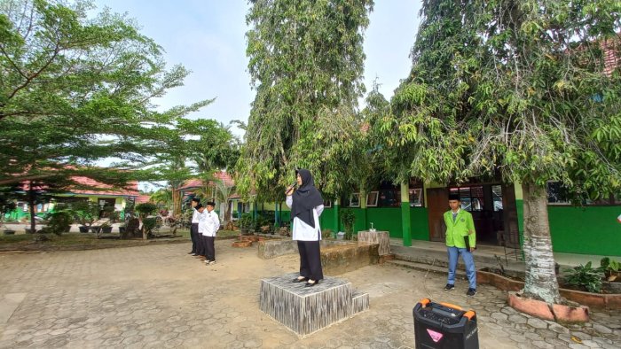 Tegaskan Pentingnya Disiplin dan Tanggung Jawab, Ibu Ratna Sari, S.Pd.I Jadi Pembina Upacara di MAN 2 Bungo