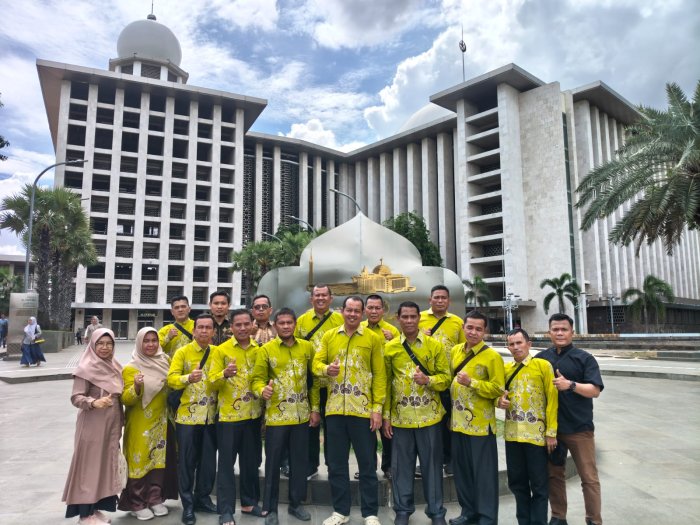 Usai OMI Nasional di Tangerang, Kepala MAN 2 Bungo Dra. Hj. Masniah, S.Pd Kunjungi Masjid Istiqlal