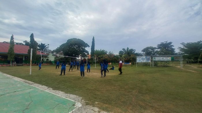 Serunya Kelas X C Bermain Voli Bersama Pak M. Maskuri di Pelajaran Penjas!