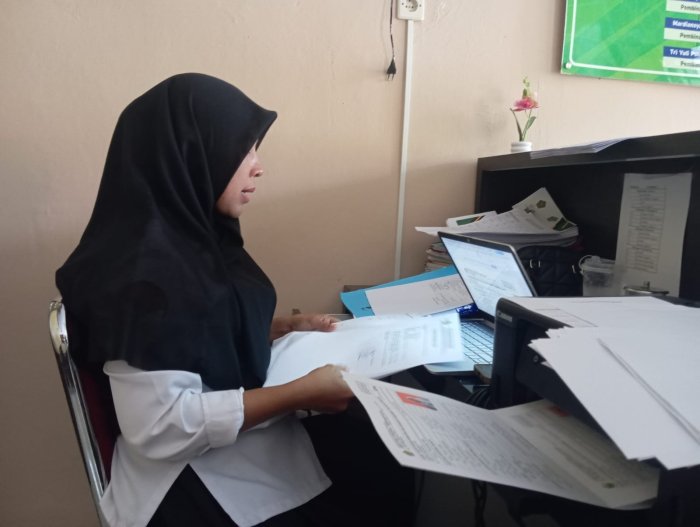 Operator MAN 2 Bungo, Ibu Ida Kurniati S.Sos, Cetak Dokumen S36 untuk Kelengkapan Berkas di Kemenag Kabupaten Bungo