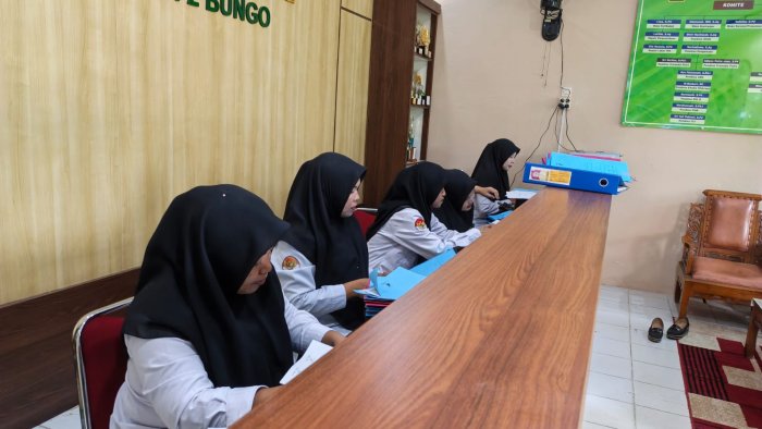 Panitia PMBM MAN 2 Bungo Menyusun Bahan Kelengkapan Data Penerimaan Murid Baru Panitia PMBM MAN 2 Bungo Menyusun Bahan Kelengkapan Data Penerimaan Murid Baru