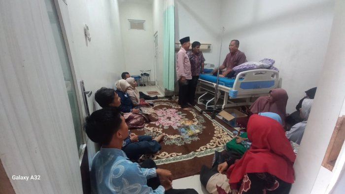 Kepala Urusan TU MAN 2 Bungo, Mahbub Junaidi, S.Pd.I, Jenguk Guru yang Sedang Dirawat di RS Jabal Rahmah