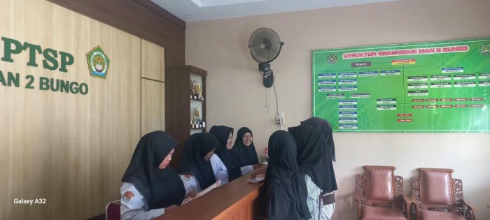 PTSP MAN 2 Bungo Berikan Pelayanan Prima kepada Alumni dalam Pengambilan Ijazah Tahun 2026