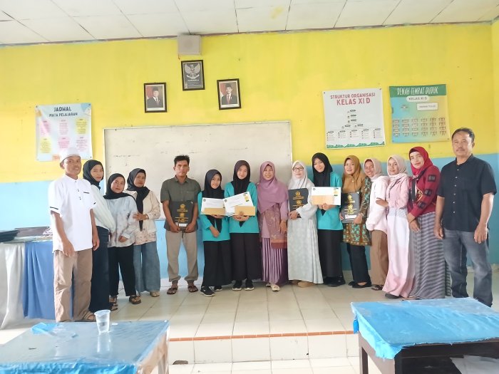 Orang Tua Ambil Langsung Rapor, Wali Kelas XI D MAN 2 Bungo Sampaikan Perkembangan dan Motivasi Siswa Orang Tua Ambil Langsung Rapor, Wali Kelas XI D MAN 2 Bungo Sampaikan Perkembangan dan Motivasi Siswa