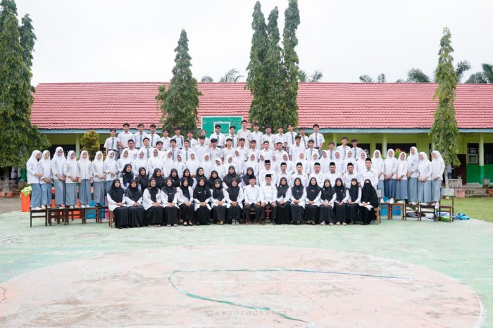 Momen Haru Jelang Kelulusan, Kepala MAN 2 Bungo, Kaur TU, Guru, Staf TU dan Siswa Kelas XII Abadikan Foto Kenangan