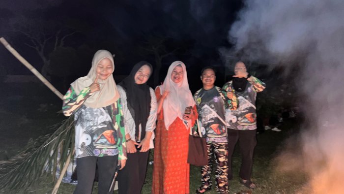 Ibu Sri Herlina, S.Pd.I Pembina Pramuka Laksanakan Pembinaan Uji Nyali bagi Bintara Pramuka MAN 2 Bungo