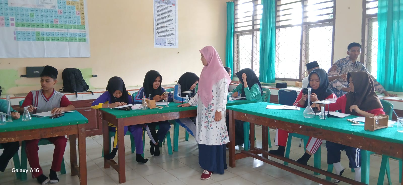 Pemanfaatan ruang laboratorium IPA pada pelajaran kimia materi tata tertip LEB IPA dan pengenalan alat2 laboratorium IPA Siswa MAN 2 Bungo