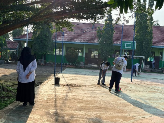 Aksi Bersih Pagi, Siswa MAN 2 Bungo Siap Sambut Pembelajaran dengan Lingkungan Nyaman