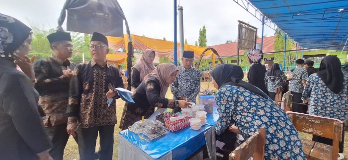 Komite dan Pimpinan MAN 2 Bungo Jadi Juri Lomba Stand Bazar di PORSEKA 2025
