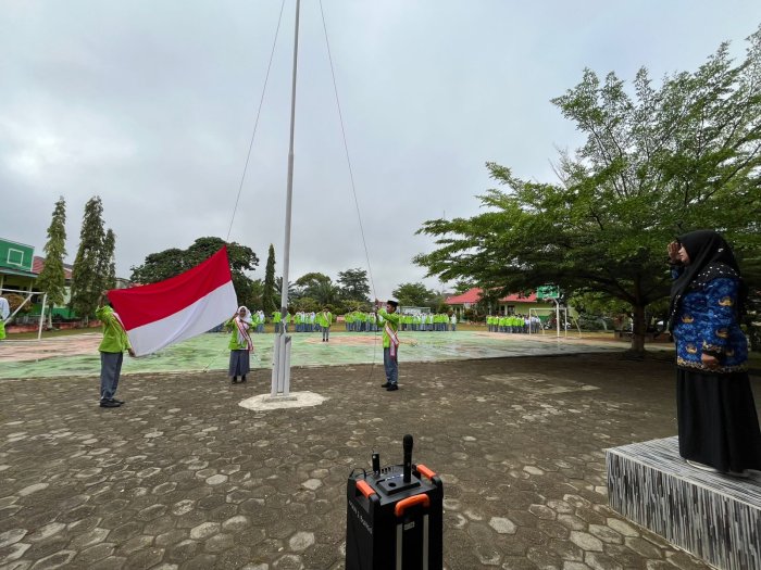 MAN 2 Bungo Laksanakan Upacara Rutin Hari Senin dengan Khidmat dan Tertib