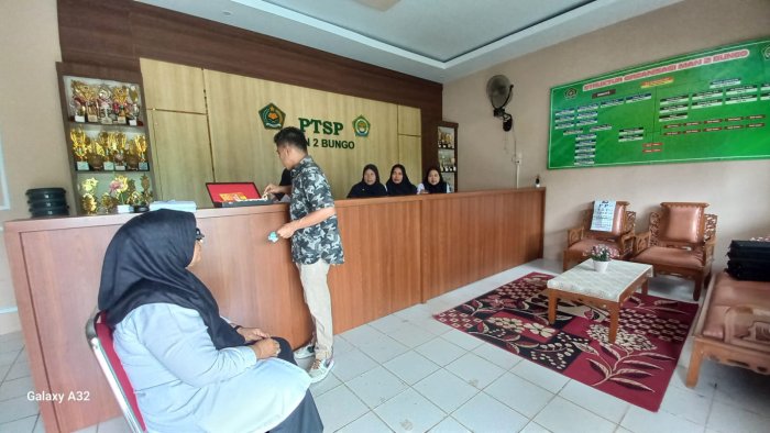 MAN 2 Bungo Terima Kunjungan Tim Optik, Kepala Madrasah dan Staf TU Laksanakan Pemeriksaan Mata