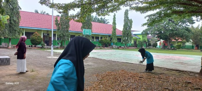 Siswa MAN 2 Bungo Gelar Aksi Bersih-Bersih Lingkungan Jelang Ujian Semester