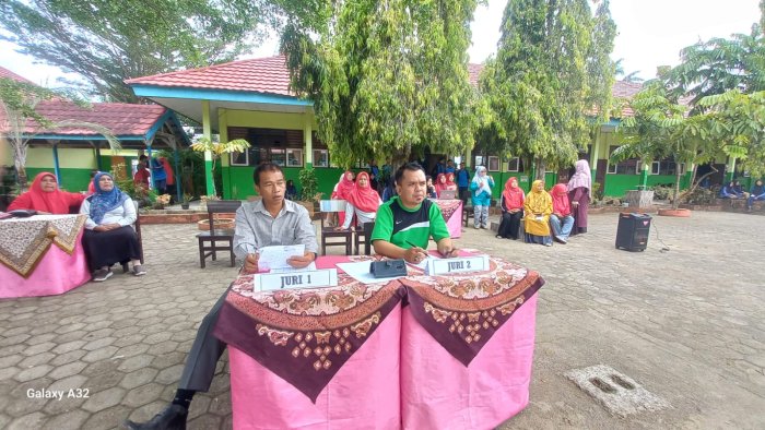 Bapak Adiyon dan Bapak Maskuri Jadi Juri Lomba Senam Antar Kelas