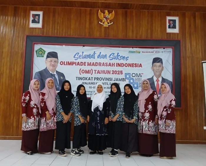 Kepala MAN 2 Bungo Memberikan Apresiasi Kepada Della Juniza Dalam OMI Tahun 2025 Tingkat Provinsi