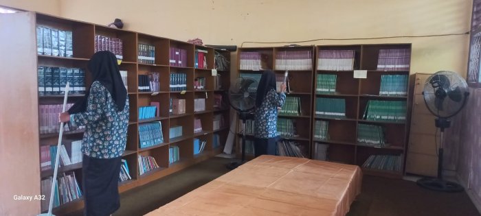 Tumbuhkan Budaya Peduli dan Gemar Membaca, Siswa MAN 2 Bungo Bersihkan dan Tata Ulang Perpustakaan