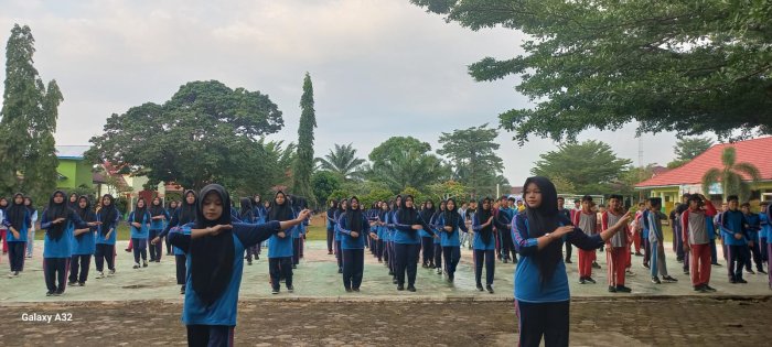 Awali Sabtu Pagi dengan Semangat, Warga MAN 2 Bungo Gelar Senam Bersama Awali Sabtu Pagi dengan Semangat, Warga MAN 2 Bungo Gelar Senam Bersama