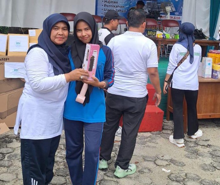 Momen Kebersamaan Kepala MAN 2 Bungo Bersama Siswa Penerima Doorprize HAB ke-80 Kemenag