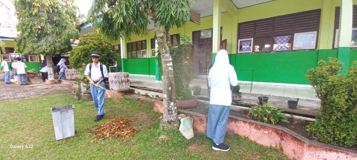 Hari Pertama Masuk Saat Puasa, Siswa MAN 2 Bungo Gelar Aksi Bersih-Bersih Sebelum KBM