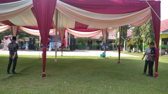 Usai Acara Perpisahan, Guru MAN 2 Bungo Kompak Lakukan Aksi Bersih Lingkungan