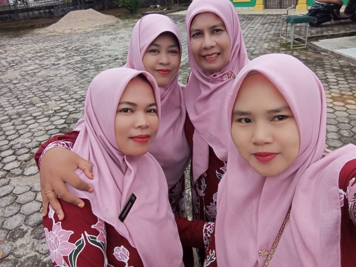 Guru MAN 2 Bungo Tunjukkan Kekompakan dengan Memakai Pakaian Batik