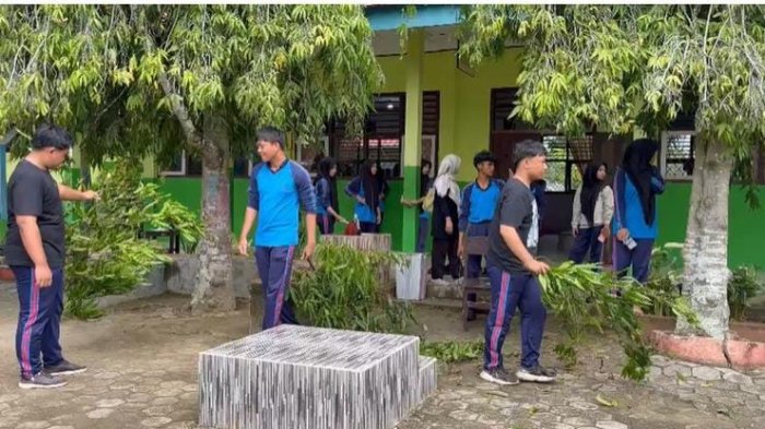 Guru dan Siswa Kompak Bersih-Bersih Sambut Ramadan 1447 H