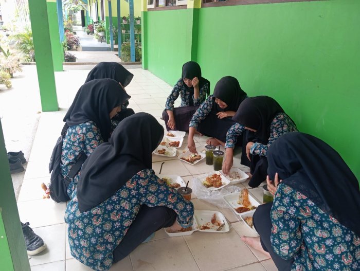Kekompakan Siswa MAN 2 Bungo Terlihat Saat Makan Bersama Di Jam Istirahat