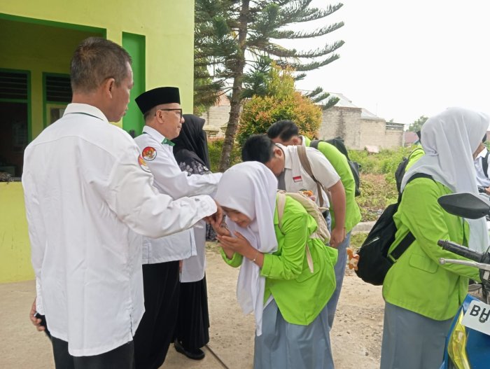 Pagi Penuh Cinta di Gerbang Madrasah: Guru MAN 2 Bungo Sambut Siswa dengan Senyum dan Semangat Baru