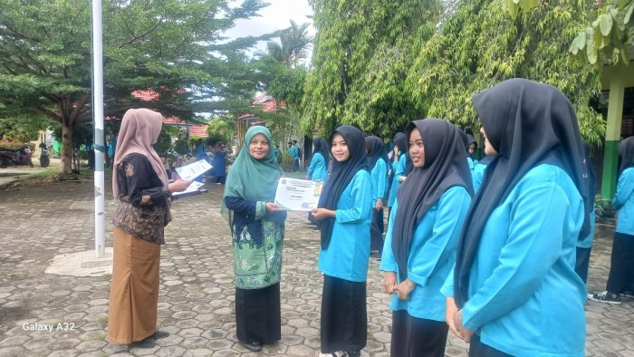 Wali Kelas XI MAN 2 Bungo Bagikan Piagam Penghargaan dan Rapor Semester Ganjil Tahun Pelajaran 2025/2026