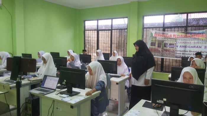 Guru MAN 2 Bungo, Ibu Ayu Fatmawati. R, S.Pd.I, Ditunjuk Jadi Pengawas Tes Kemampuan Akademik di MAS Qiroatul Quran