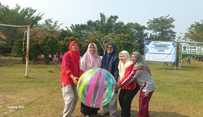 Semarak HUT ke-81 Kemerdekaan RI, Guru MAN 2 Bungo Gelar Lomba Bola Voli Gembira
