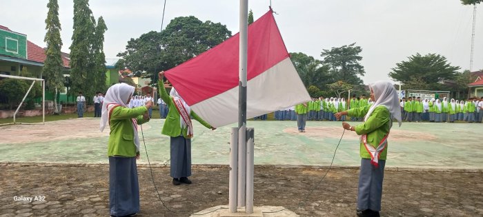 Waka Kesiswaan MAN 2 Bungo Tekankan Tujuan Belajar Siswa Saat Upacara Bendera Hari Senin Waka Kesiswaan MAN 2 Bungo Tekankan Tujuan Belajar Siswa Saat Upacara Bendera Hari Senin