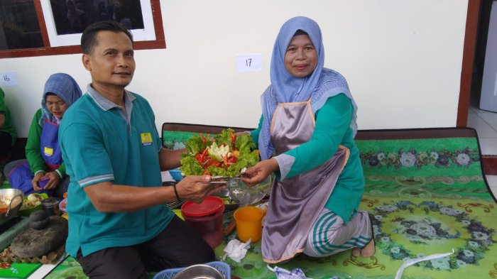 Guru Senior Ibu Sri Herlina, S.Pd.I Bersama Bapak Indra Wijaya Meriahkan Lomba Masak Sambal Telur HAB ke-80 