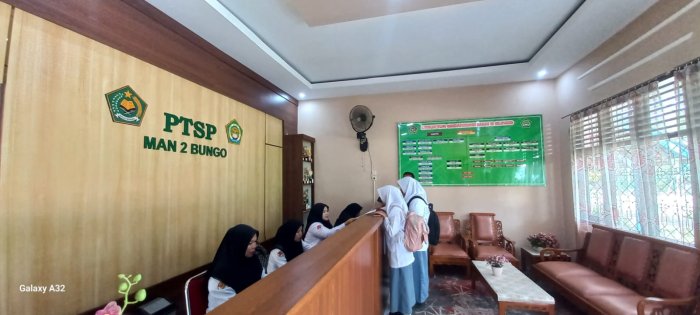 Siswa MAN 2 Bungo Urus Surat Keterangan untuk Persiapan UTBK di UNP