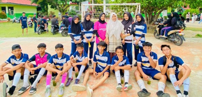 Senyum Kedua Wali Kelas XI D Warnai Kemenangan Juara Futsal Antar Kelas! Rayakan Kemenangan dengan Makan Bersama