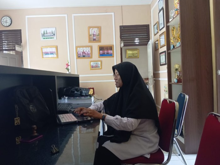 Waka Kurikulum MAN 2 Bungo, Ibu Lina S.Pd.I, Siapkan Berkas PKKM untuk Tingkatkan Mutu Madrasah