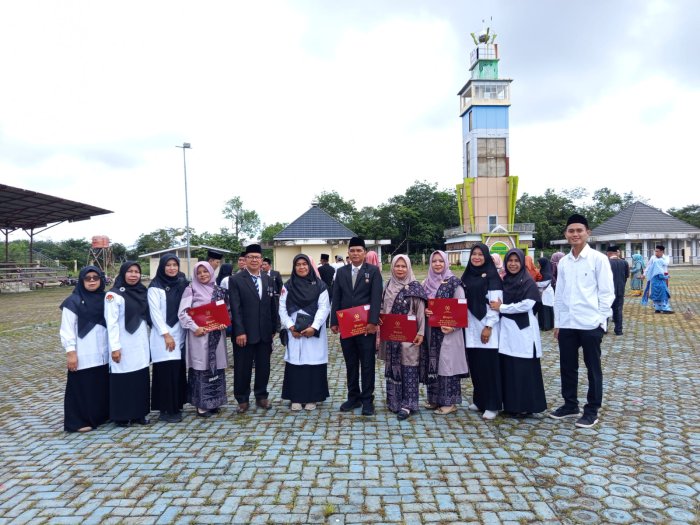 Kepala Urusan Tata Usaha dan Lima Guru MAN 2 Bungo Terima Penghargaan 20 Tahun Pengabdian