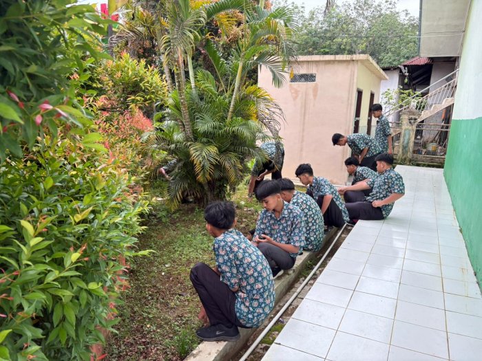 Kepala MAN 2 Bungo Bersama Waka, Guru, dan Siswa Laksanakan Kegiatan Bersih-Bersih Sebelum Pembelajaran