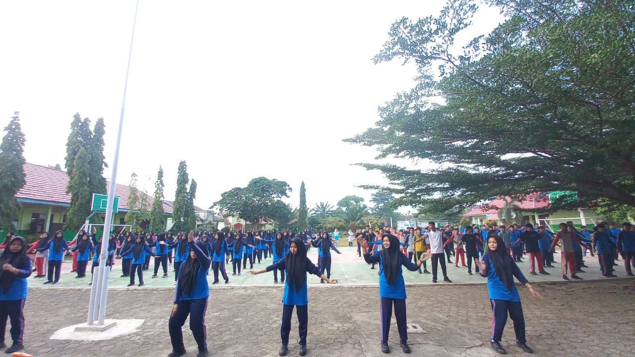Dalam rangka meningkatkan kesehatan fisik serta kebersamaan antar warga Madrasah, seluruh siswa, guru, dan karyawan MAN 2 Bungo Laksanakan Senam Pagi