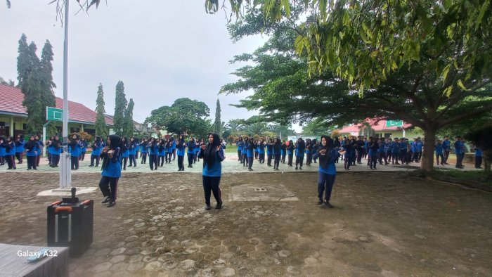 MAN 2 Bungo Laksanakan Senam Rutin untuk Jaga Kebugaran Warga Madrasah