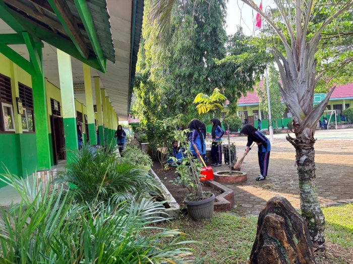Tumbuhkan Budaya Bersih dan Kebersamaan, Siswa MAN 2 Bungo Gelar Gotong Royong Bersama Tumbuhkan Budaya Bersih dan Kebersamaan, Siswa MAN 2 Bungo Gelar Gotong Royong Bersama