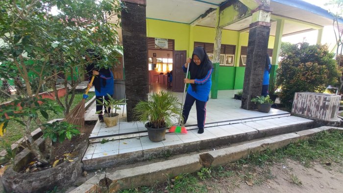 Kompak dan Peduli, Siswa Kelas X B MAN 2 Bungo Gelar Gotong Royong Bersama Wali Kelas