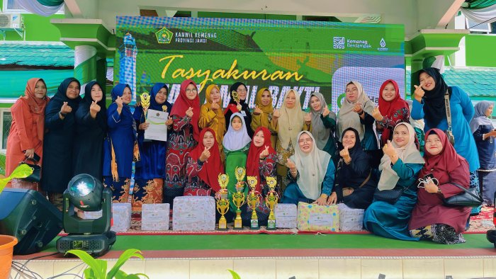 Kepala MAN 2 Bungo Bersama Tim Raih Juara III Lomba Lawan Kata Tingkat Provinsi Jambi