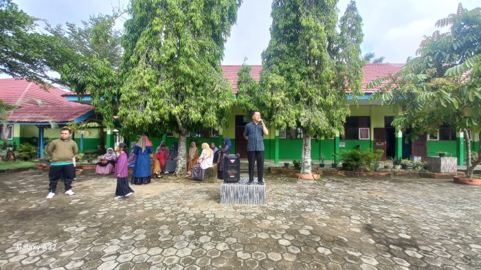 Penyerahan Piagam Penghargaan Warnai Pembagian Rapor di MAN 2 Bungo