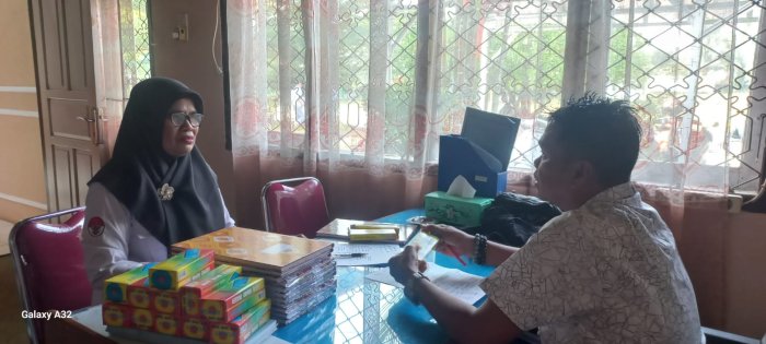 Dukung Kelancaran Pembelajaran, Kepala TU MAN 2 Bungo Serahkan ATK Mengajar kepada Waka Sarpras